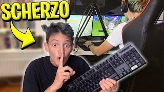 SCHERZO DELLA TASTIERA WIRELESS MENTRE sta per VINCERE!!  Fortnite ITA