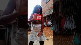 novinha dançando tik tok