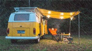 Camping bei starkem Regen mit einem selbstgebauten Campervan