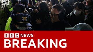 Police enforcing martial law clash with protesters in South Korea | BBC News | BBC News