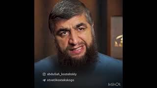 За столом пьют спиртное (шейх Костекский)