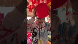 How to get balloons on the ceiling without helium life hack!!