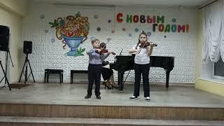 Русская народная песня. "Около сырого дуба..." - исполняет анс. 2 кл. - Филин Матвей и Мильшина Соня