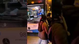 Bielefeld 17 12 2021 Busfahrer solidarisiert sich mit den Menschen auf der Strasse! NRW Deutschland