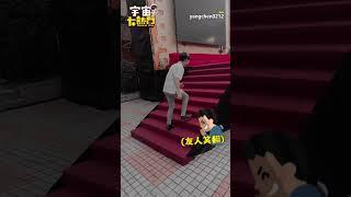 男畢業怒衝舞台拍片！下秒腳滑慘摔超悲劇@cosmosviral #shorts