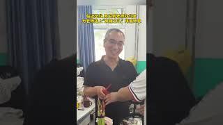 临近毕业，男生到老师办公室，为老师送上“束脩之礼”，拜谢师恩 #毕业季 #礼仪 #校园生活