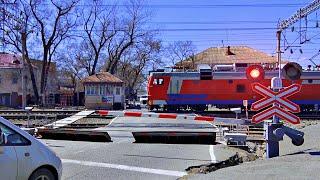 Russian Railroad Crossing Two trains at the crossing People ignore signals/Два поезда на жд переезде