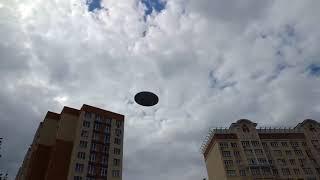 Загадочное стекло через которое видно НЛО // Mysterious glass through which a UFO is visible