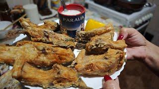 Pește prăjit cu usturoi și lămâie.Fried fish with garlic and lemon.