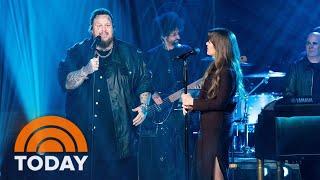 Kelly Clarkson and Jelly Roll team up to perform 'I Am Not Okay'