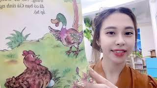 Kindergarten teacher tells the story of the cat and the chicken