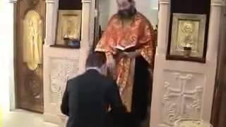 Священик бьет жениха по голове!