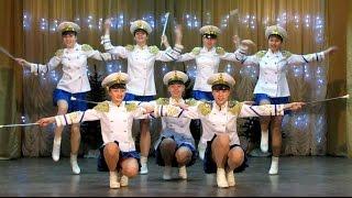 Девочки красиво танцуют морской танец. Girls dance beautifuly marine dance.