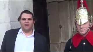 Funny guy makes Royal Guard Laugh at Buckingham Palace / Рассмешил гвардейца в Букингемском дворце