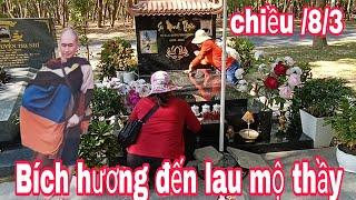 Chiều 2 chị em đến lau mộ thắp hương cầu nguyện cho thầy Minh Thiện tình nguyện mỗi ngày