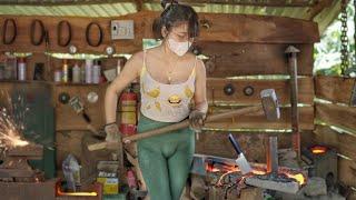 How the blacksmith girl helped the poor girl restore the broken knife to make it like new