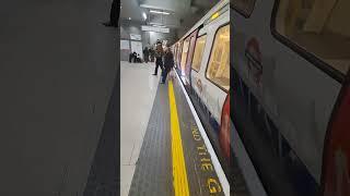 Getting off the S7 (S8) Stock 21323 London Underground Metropolitan Line at King's Cross St. Pancras