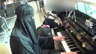 Burka Pianist  Amazes Passengers at The Airport!