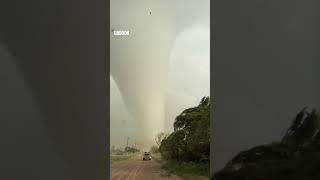 El momento espectacular en el que un tornado cruza un arcoíris | BBC Mundo