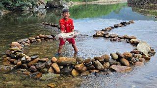 Bac's skills, arranging stones to create a fish trap, harvest large fish in a stream.