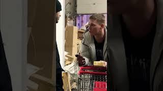 Поставил на место борзого охранника который пытался выгнать из запасного выхода куда вход свободный
