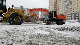 Разворот на ковше на колёсном экскаваторе , деньги из строительного мусора( Работа на экскаваторе)