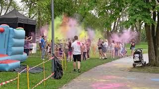 Święto Kolorów Holi w Parku Miejskim w Brzezinach (ostatni wyrzut) — 3.05.2024