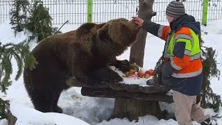 Папа Андрей поздравляет Мансура с восьмилетием.