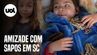 Menina de dois anos tem amizade inusitada com sapos em SC