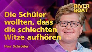 Den Beamtenstatus und genervte SchülerInnen hinter sich gelassen - Comedian »Herr Schröder«