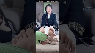 小姐姐被两个人挠脚心