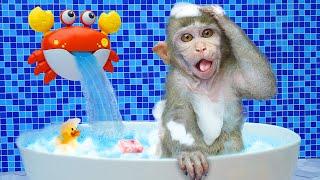 BiBi Monkey bathes with duckling in the bathtub and Play with the foam blower