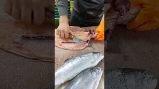 The best way to clean salmon in the fish market