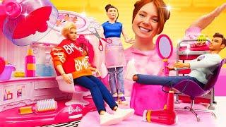 Barbie Puppen Video für Kinder mit Irene. Ken der Friseur. Magisches Schloss