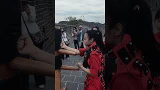 长城上，小女孩勤练咏春拳引众人围观，一招一式飒飒生风！#HuangyanMartialArts #Kungfu #MartialArts #China #Fujian