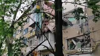 Нацполиция Украины показала видео с ребенком, которого достали из-под завалом многоэтажки в Бахмуте