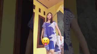 Waduh cewek berdaster keliatan utingnya
