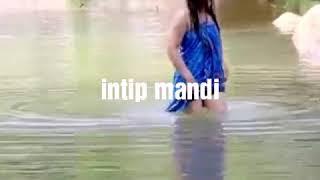 intip cewek cantik mandi di sungai