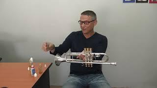 Как смазывать клапана на трубе за полминуты How to oil trumpet valves fast! (english subtitles)