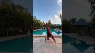 Hei …. I like this pose . Headstand variation , join with my yoga class  , regular or private class