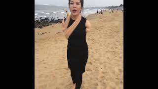 DAE amputee armless girl at the beach