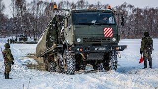 Наведение 100-метровой понтонной переправы через замерзшую Оку