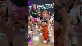 MIREN COMO SE CONCENTRA Y BAILA CON SOLO DOS AÑOS 