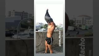 Cowok Berotot Kekar Buka Baju di Jembatan Kota