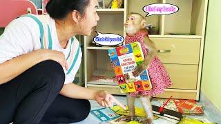 Monkey Lyly rummaged through the bookshelf, causing her mother to misunderstand her.