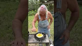 Cooking Bacon and Eggs on a Cast Iron Lid. Camping Recipe! #camping #campfire #foodie #cooking