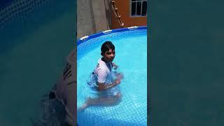 En la piscina de mamá