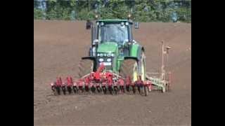 John Deere 7930 drilling