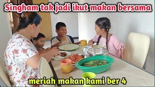 Sambil makan kami semua tertawa melihat pertandingan di meja makan siang pagi tadi