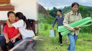 The young couple got help and made chili bamboo shoots from bamboo shoots.
